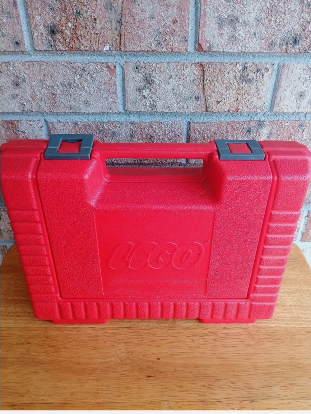 Vintage red LEGO briefcase - building on the go, travel companion